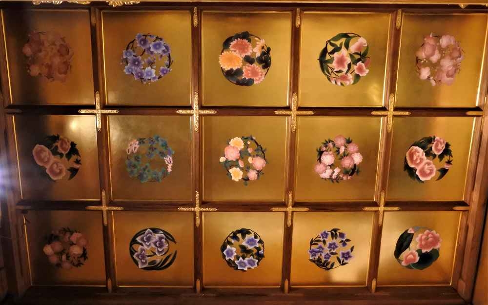 ジ*ン様 オークションで格安出品★アンティーク★天板に花柄のペイント　木製サイド 商品紹介｜天井絵 花丸彩色｜浄土真宗（東）｜ 造作・内装｜喜昌は寺院